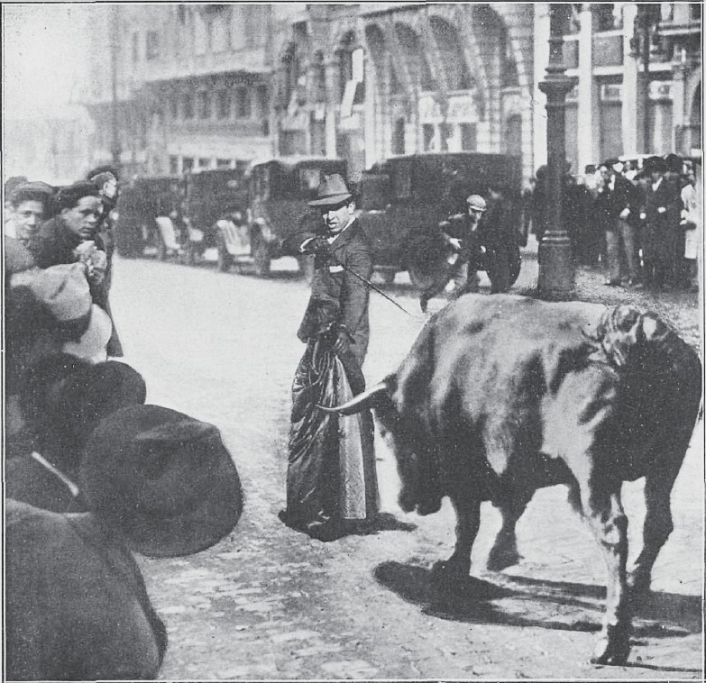Fortuna entra a matar al toro escapado en la Gran Va