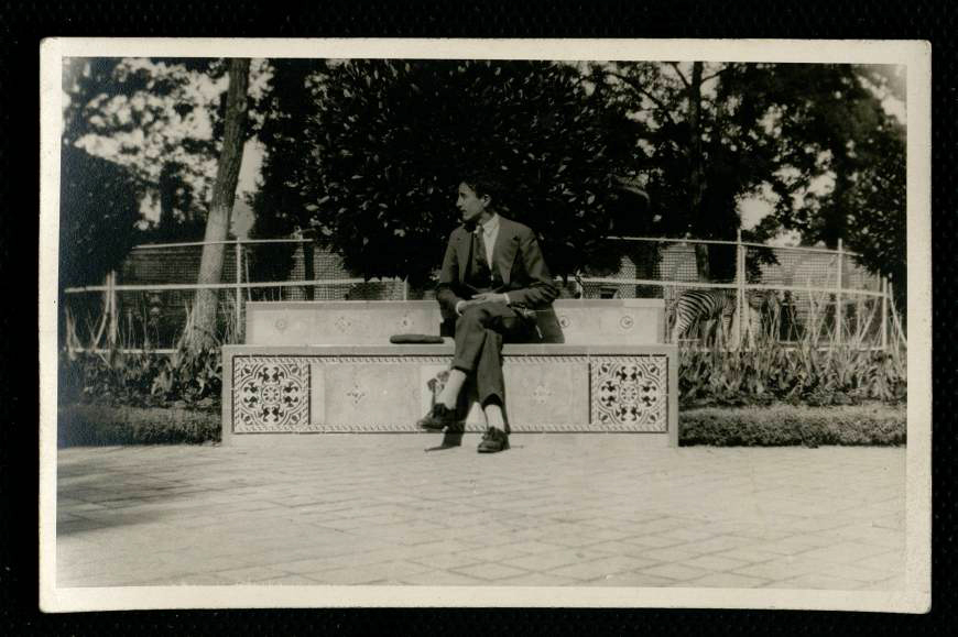 Fotografa de un muchacho en la casa de fieras del Retiro