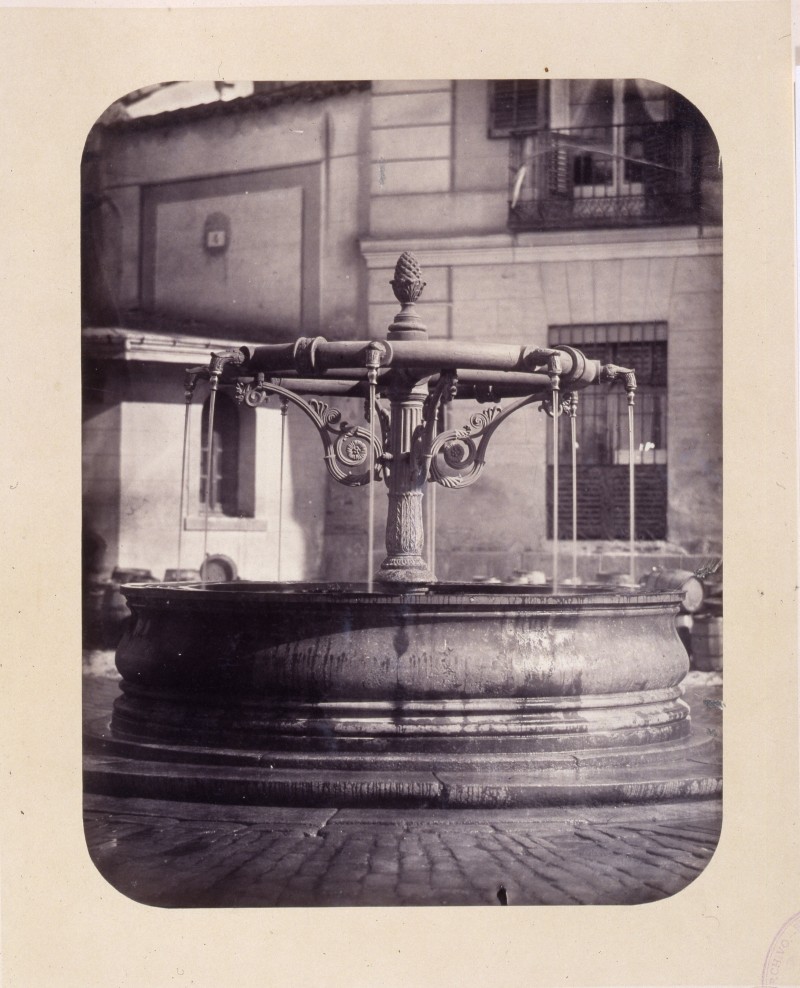 Fuente de hierro en la Plazuela de las Capuchinas