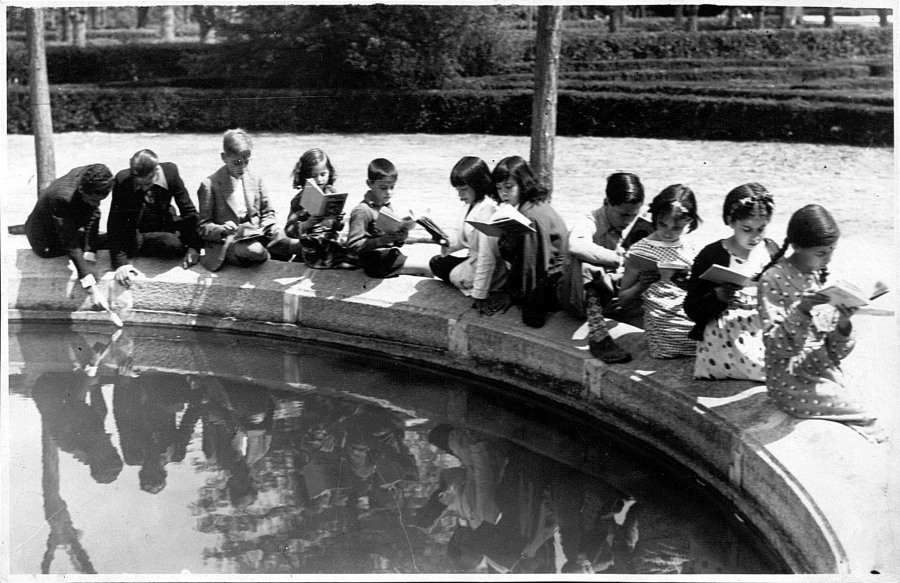 Nios leyendo en la biblioteca del parterre del Retiro