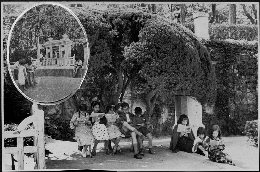 Nios leyendo en la biblioteca del parterre del Retiro