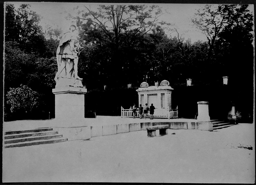 Biblioteca del parterre del Retiro con el cierre echado