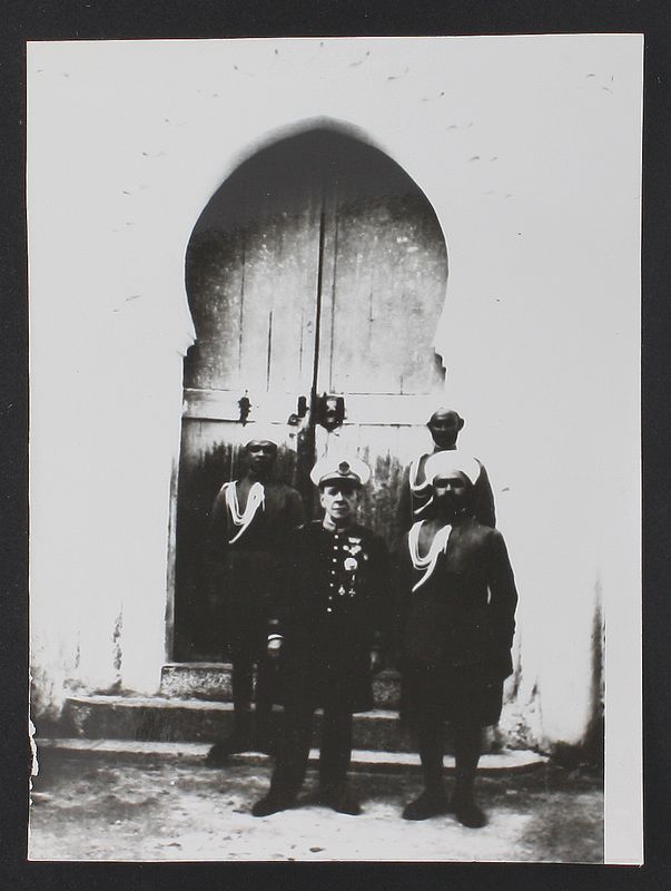 El maestro Ricardo Villa con el director de la Banda de Regulares del protectorado espaol de Marruecos en 1927