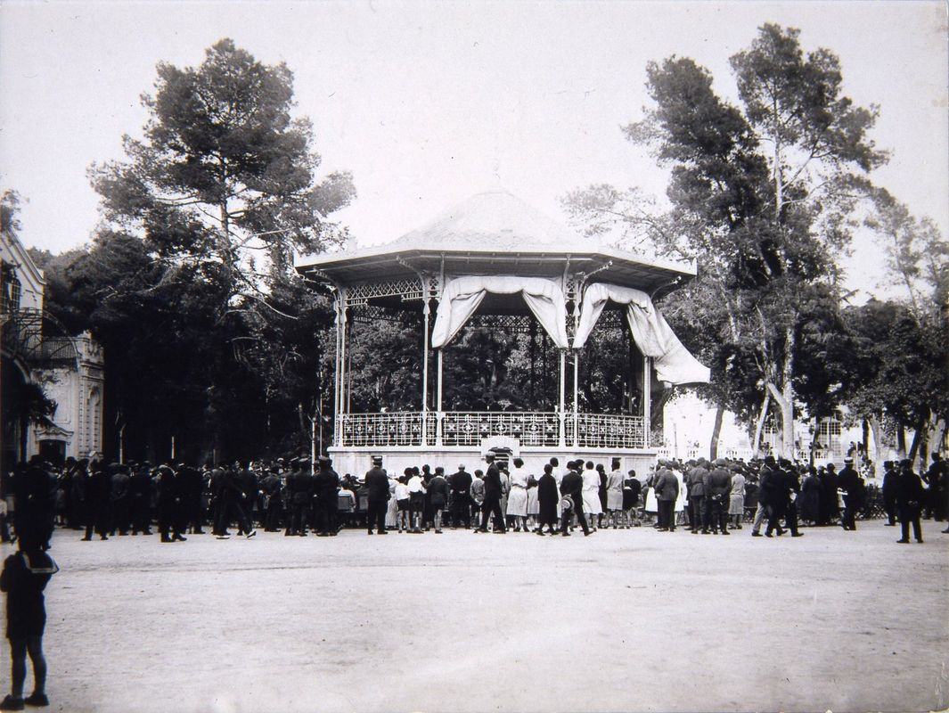 Actuacin de la Banda Municipal en el kiosco del Retiro