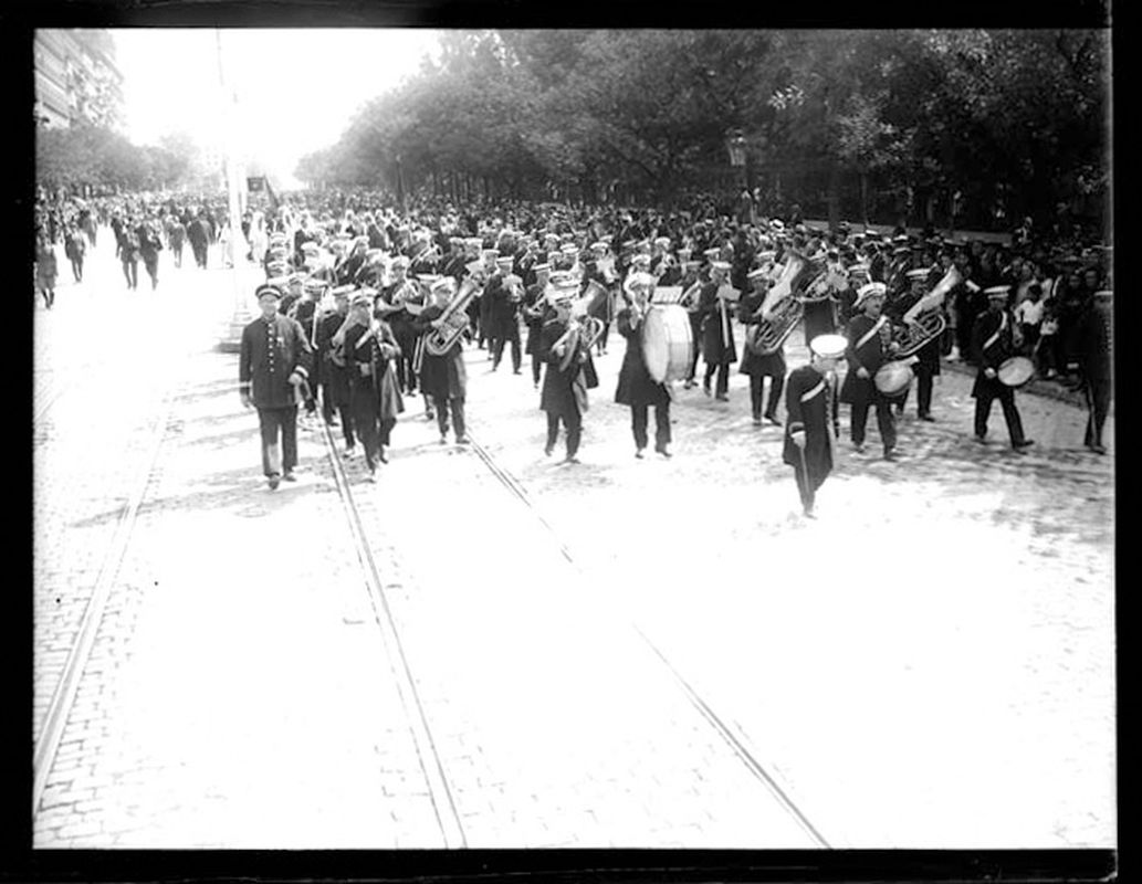 Desfile de la Banda Municipal, dirigida por el Maestro Villa