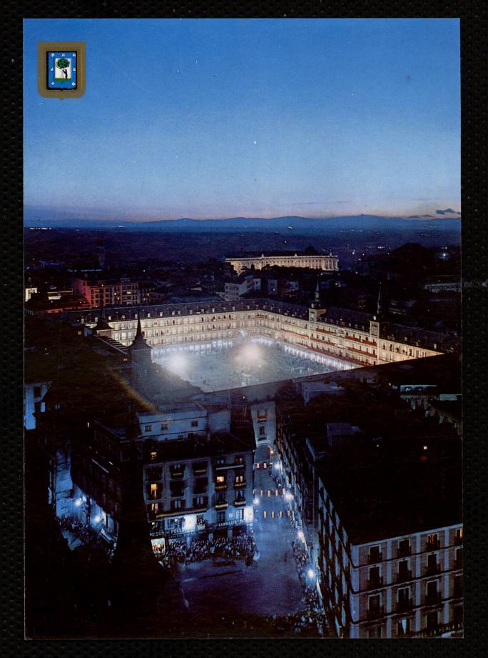 Plaza Mayor, al fondo Palacio Real. Vista nocturna