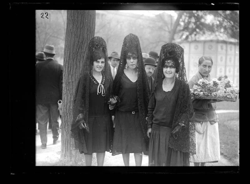 Mujeres con mantilla en Semana Santa