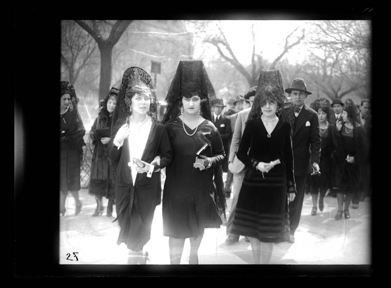 Mujeres con mantilla en Semana Santa