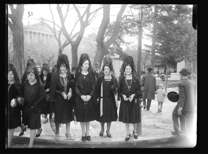 Mujeres con mantilla en Semana Santa