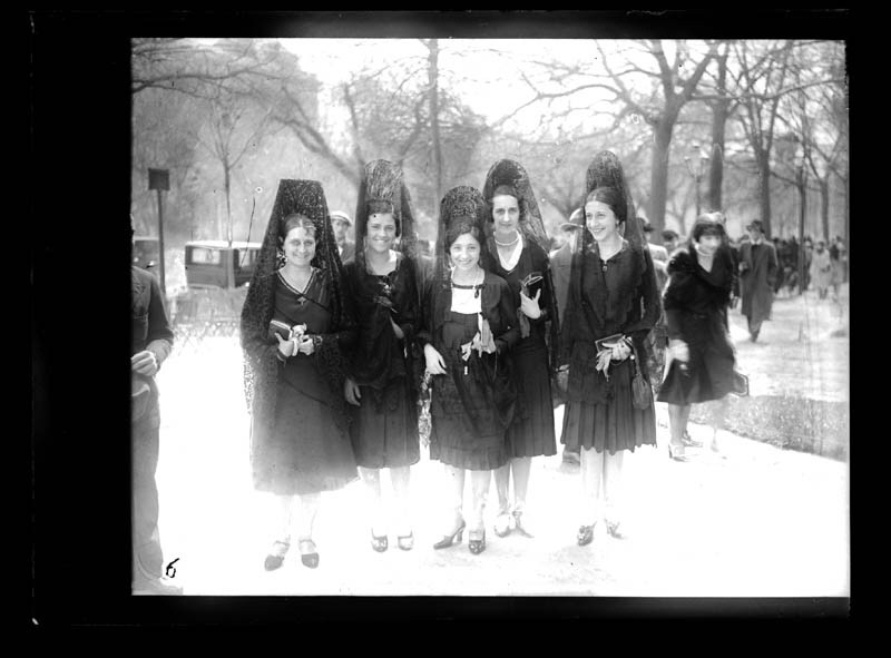 Mujeres con mantilla en Semana Santa