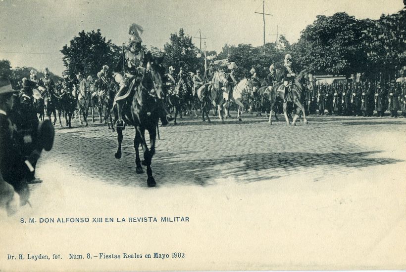 S. M. Don Alfonso XIII en la revista militar