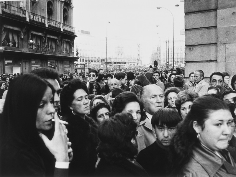 Esperando para dar el ltimo adis a una poca (Puerta del Sol, 20.11.75)