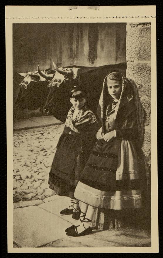 Romera de la Virgen de Gracia, Patrona de San Lorenzo de El Escorial. Dos Serranitas