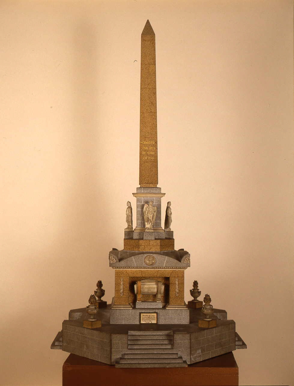 Modelo de monumento en memoria de las vctimas del Dos de Mayo