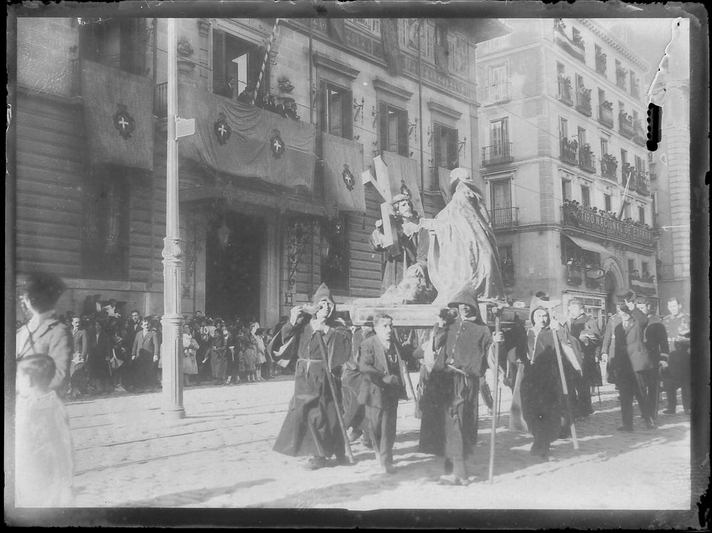 Procesin de Semana Santa a su paso por la Calle Mayor