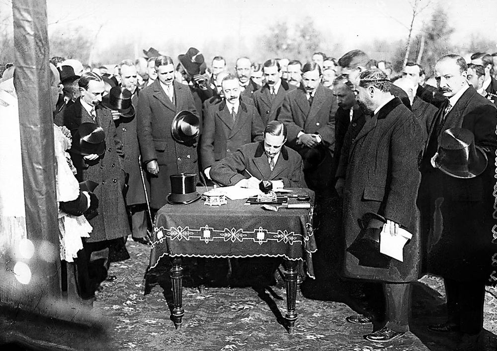 Firma de Alfonso XIII en el acto de colocacin de la primera piedra de un edificio en la Colonia de la Prensa