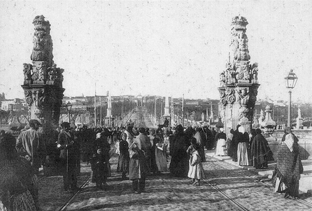 Peatones por el Puente de Toledo