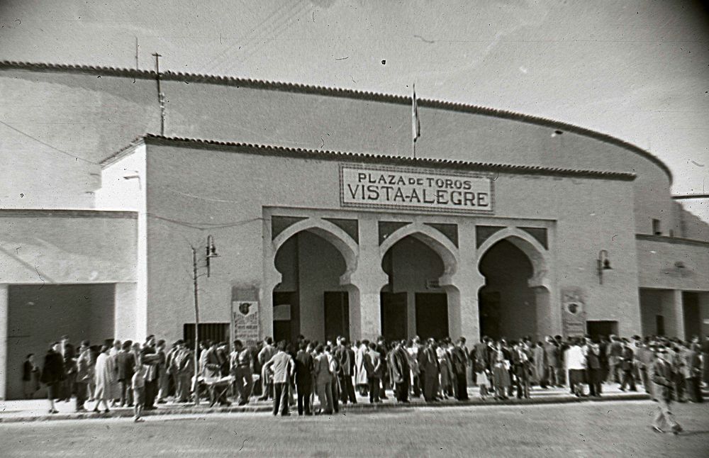 Puerta principal de la segunda Plaza de Toros de Vista Alegre el da de su inauguracin