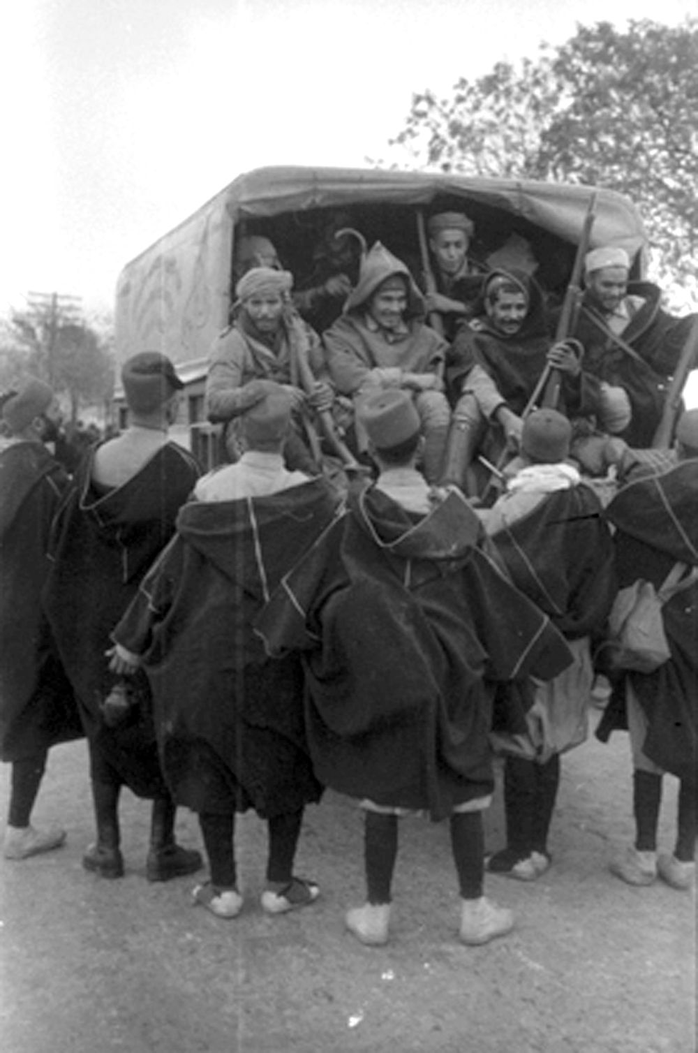 Tropas de regulares en Carabanchel durante la Guerra Civil