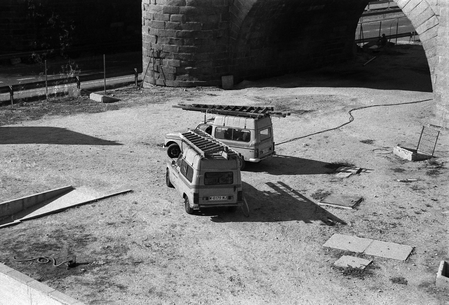 Vehculos junto al Puente de Toledo