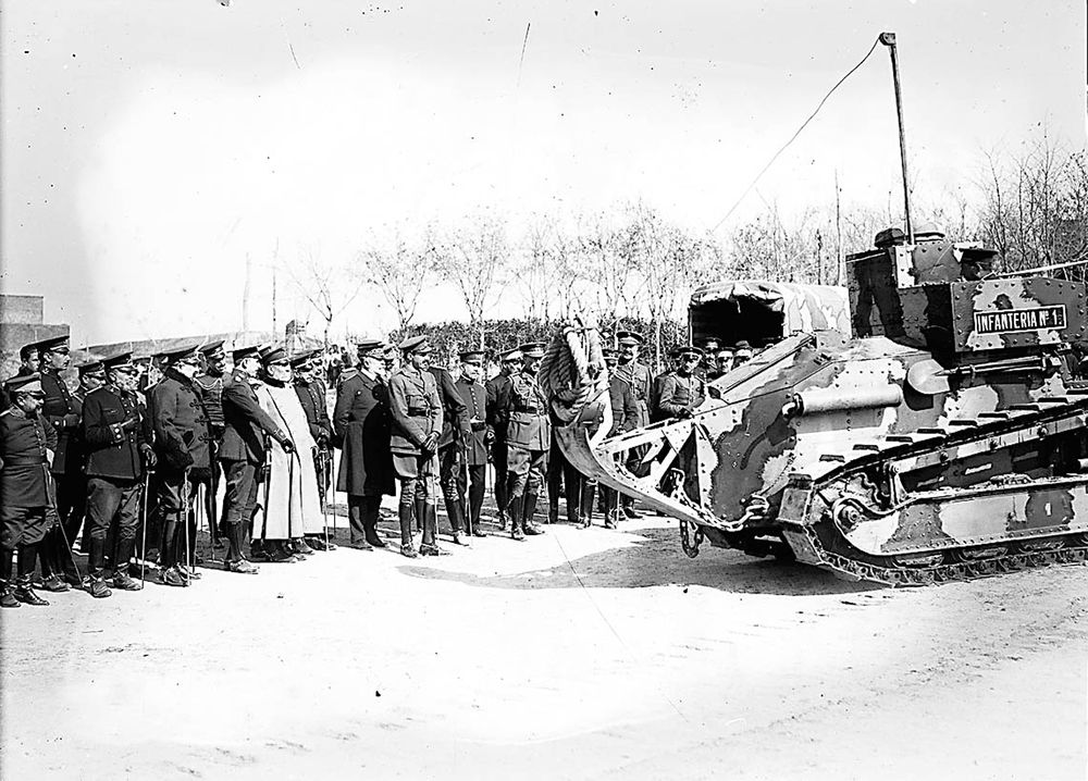 El rey Alfonso XIII presenciando unas maniobras militares