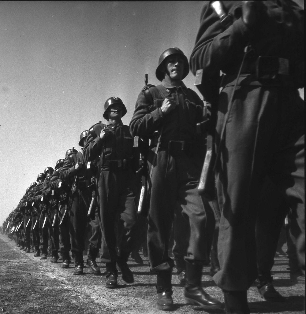 Maniobras militares en el Campamento de Carabanchel
