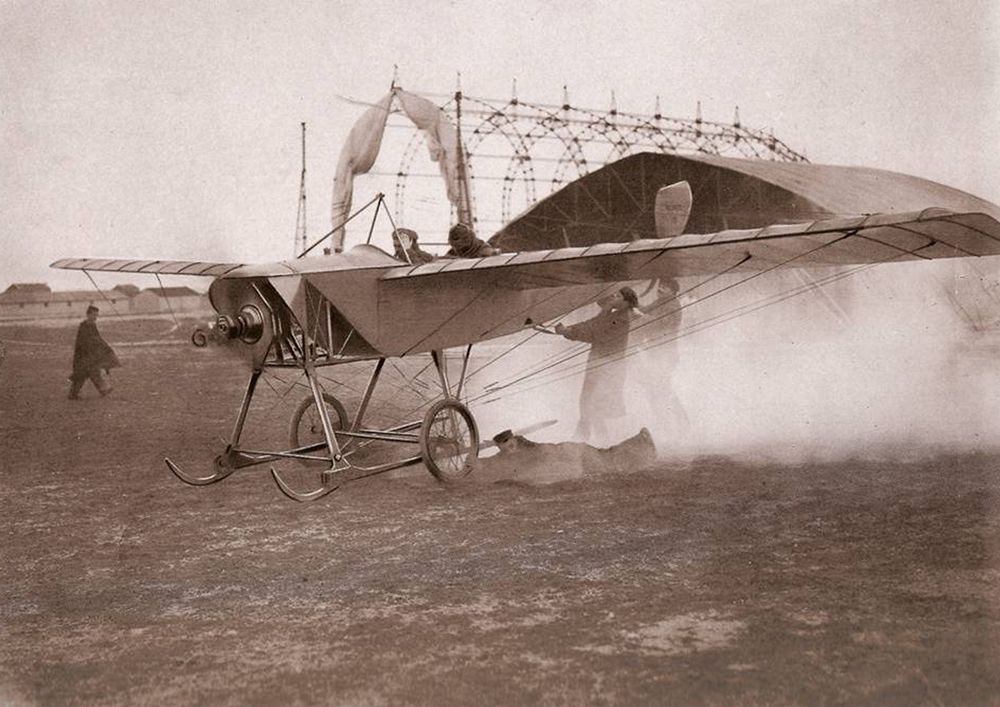 Alfredo Kindeln pilotando un aeroplano en Cuatro Vientos
