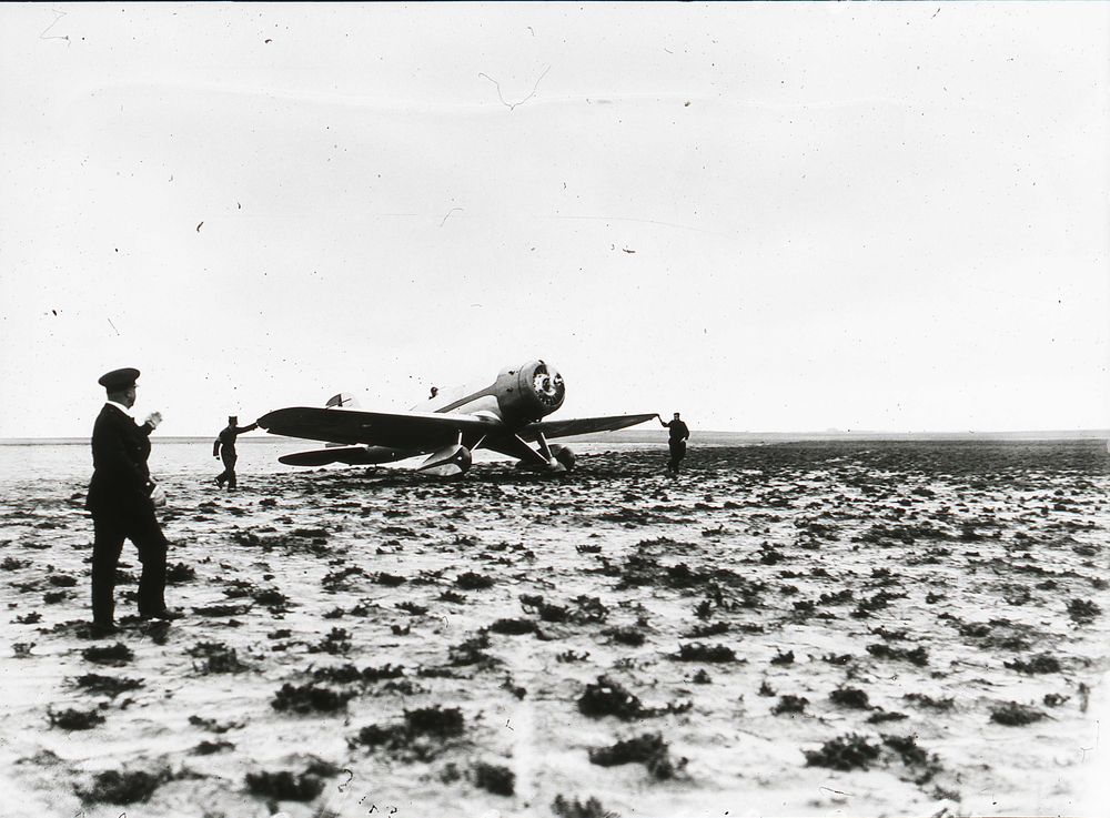 Antonio Menndez Pelez pilotando un aeroplano