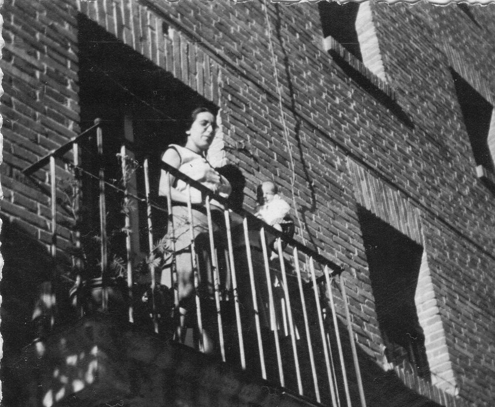 Familia Arroyo asomada en su balcón