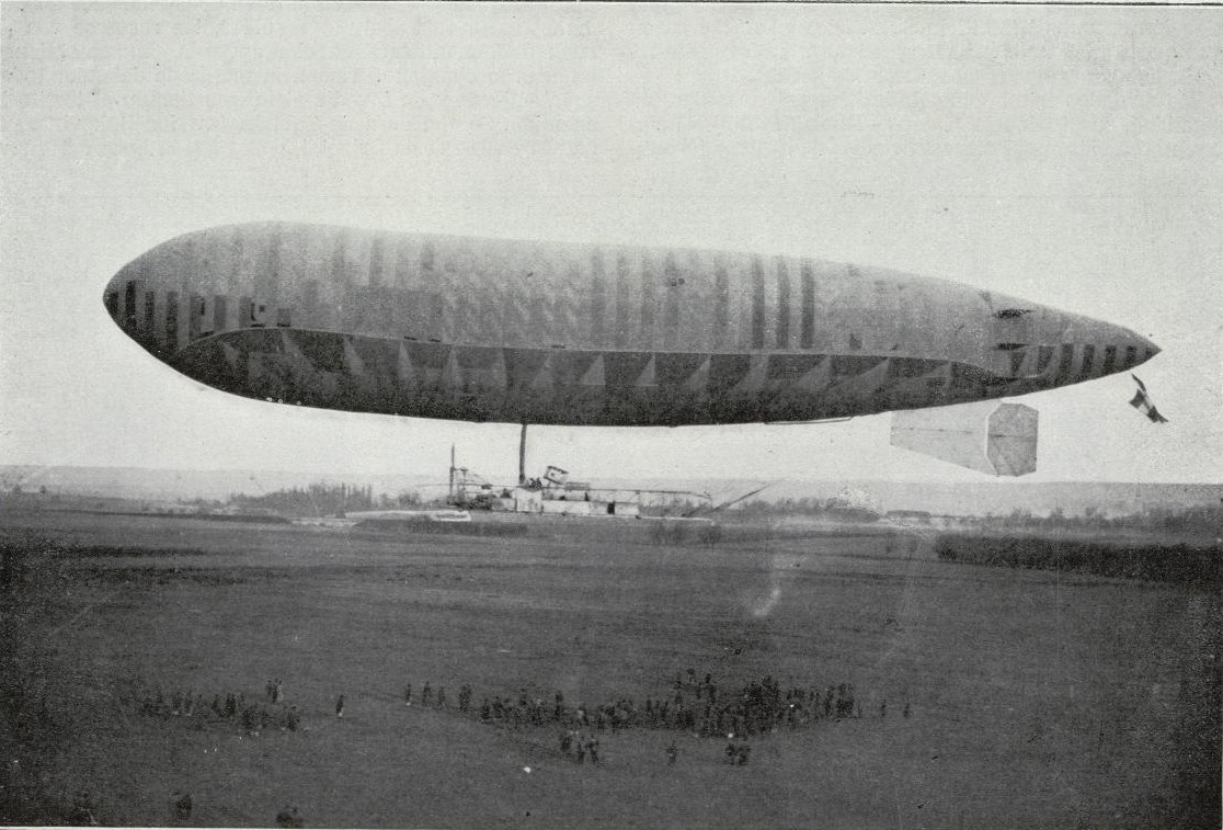 El dirigible francs Adjudant Vincenot saliendo de su hangar para bombardear posiciones enemigas