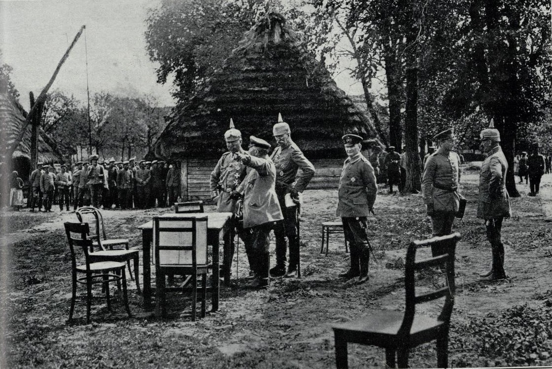 El Kaiser Guillermo II visitando al general Von Emmich en su campamento en uno de los frentes rusos