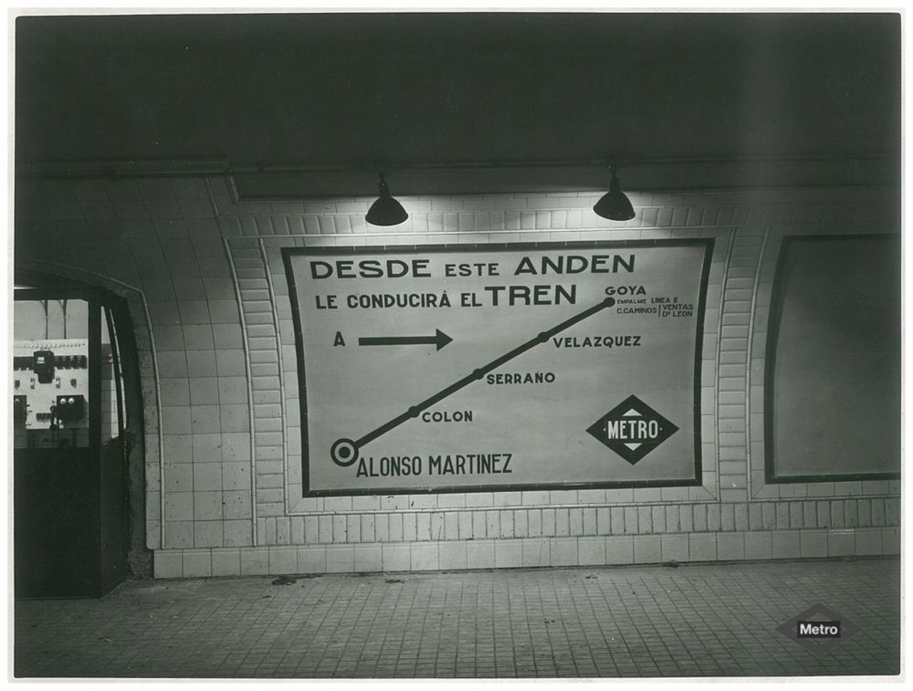 Cartel indicador de estaciones de la red de metro