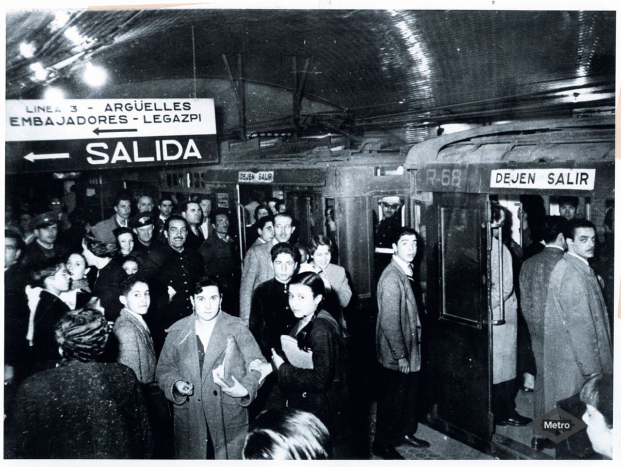 Viajeros de Metro tomando el tren