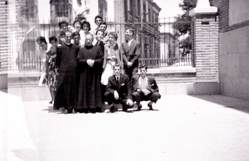 Grupo de jvenes en la Iglesia de San Sebastin Mrtir