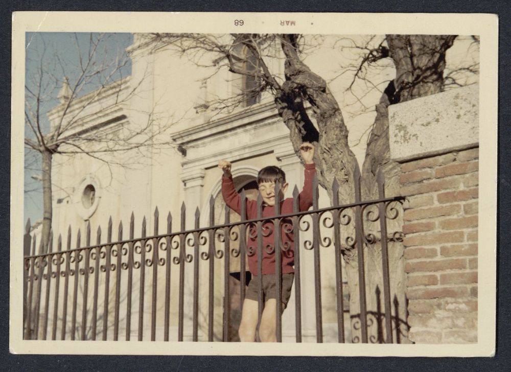 Juan Carlos Prez Estbanez jugando en la puerta de la Iglesia de San Pedro
