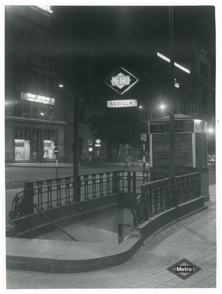 Acceso a la estacin de Metro de Sevilla
