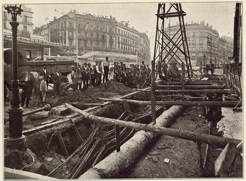 Trabajos de desviacin de tuberas en la Puerta del Sol