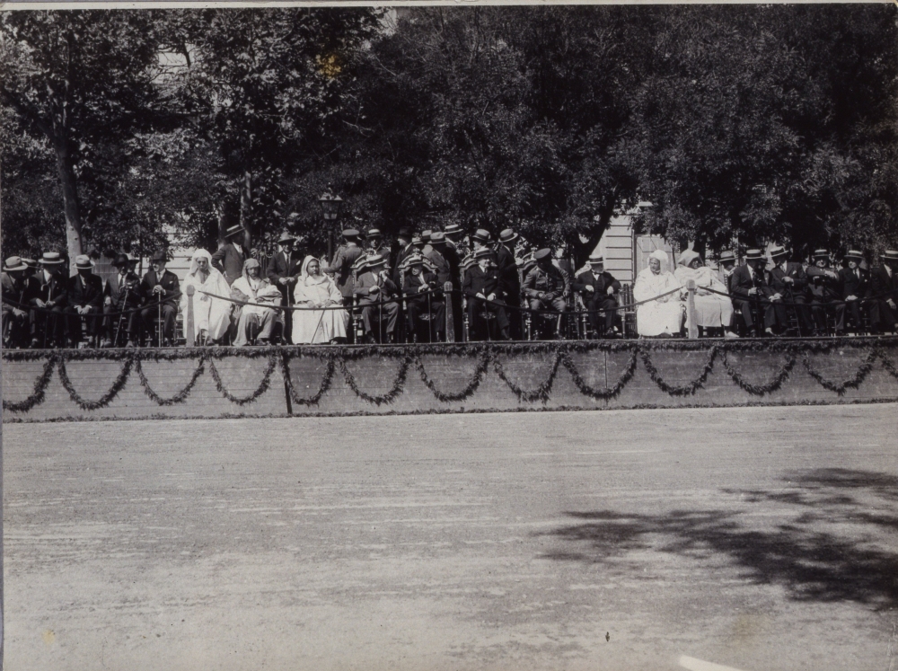Tribuna de autoridades ante un desfile
