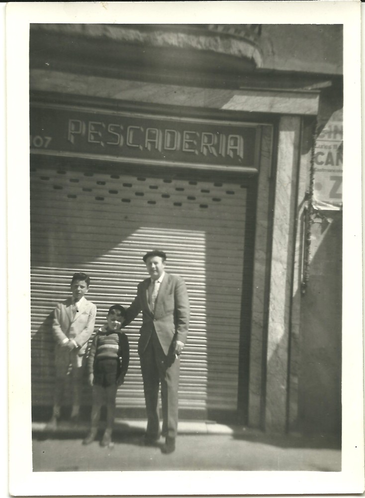 Familia Lpez Caro ante la pescadera de la Avenida de la Albufera, 107