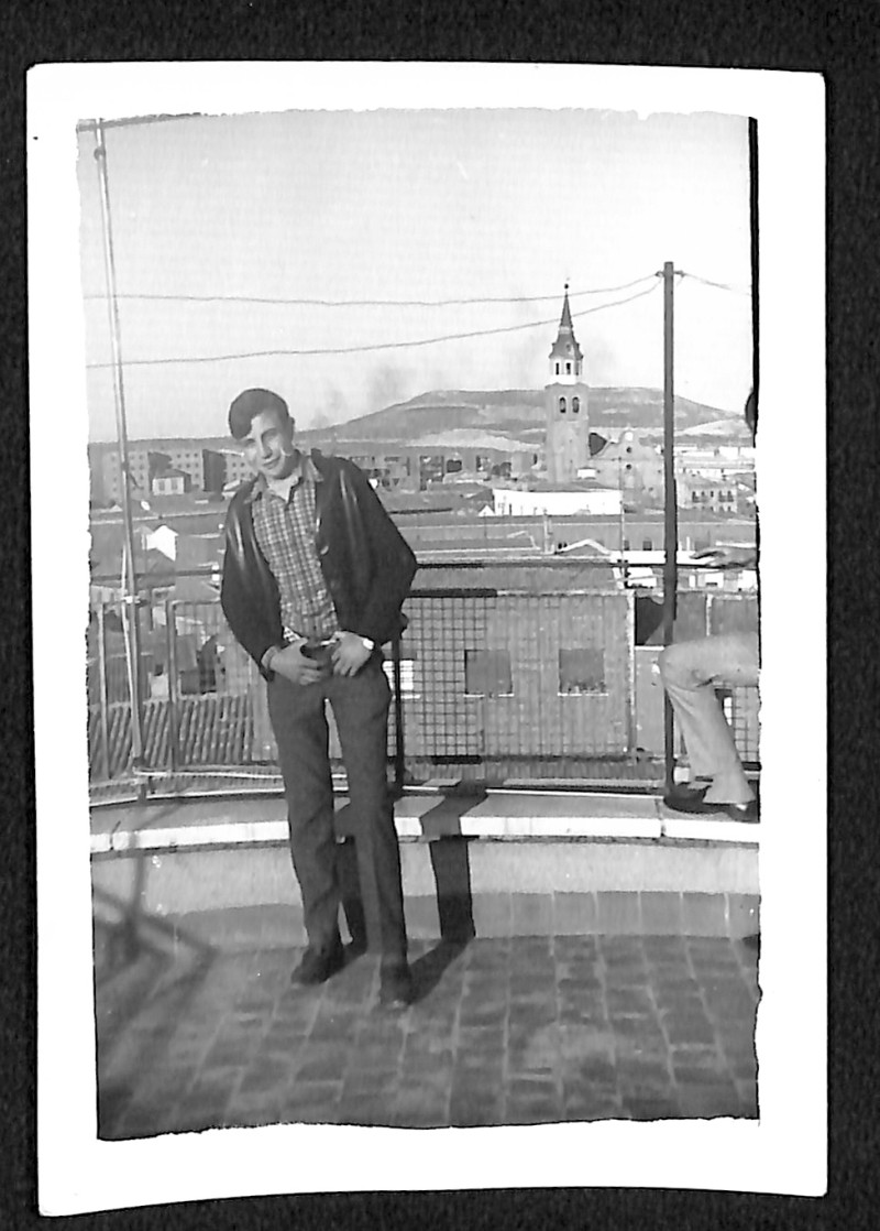 Justo Vaquero ante el perfil de Vallecas Villa