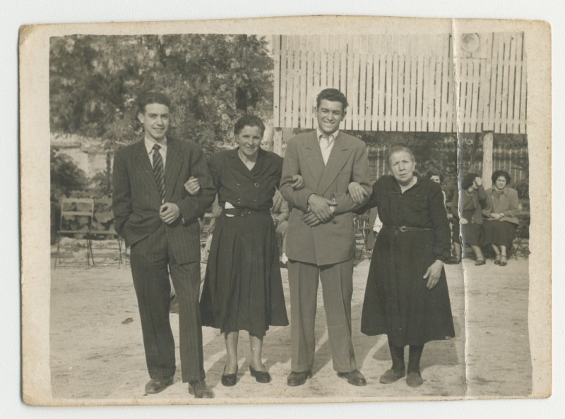 Familiares de Margarita Villanueva, durante la boda de su hermana en Vallecas Villa