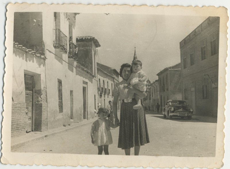 Familia Villanueva en la calle Sierra Vieja