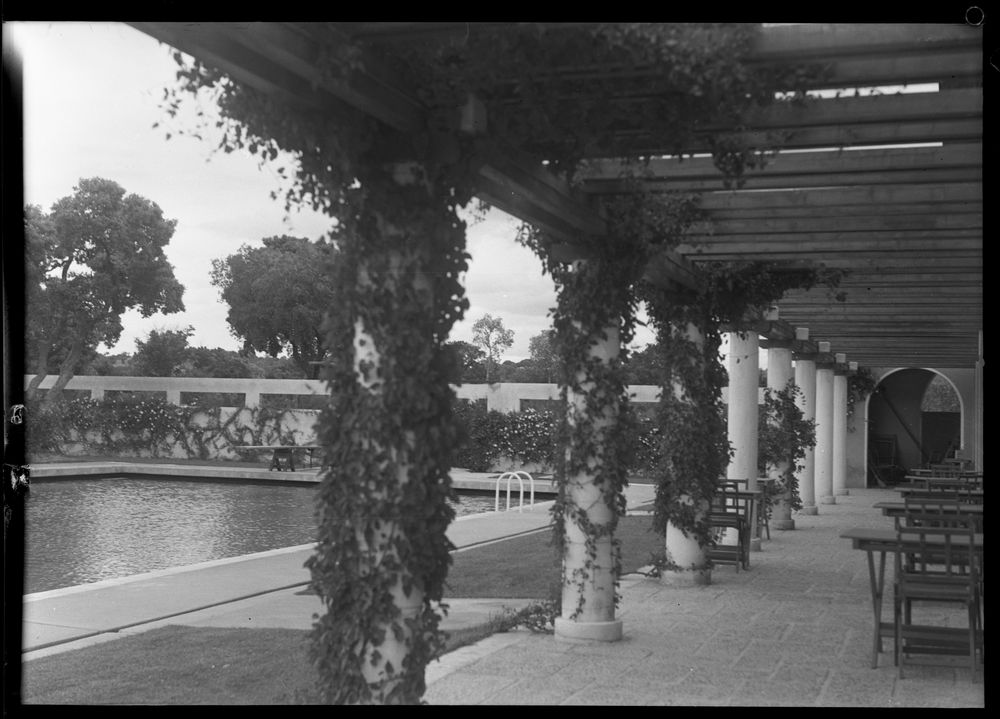 Vista del Club de Campo. Pergola de la piscina