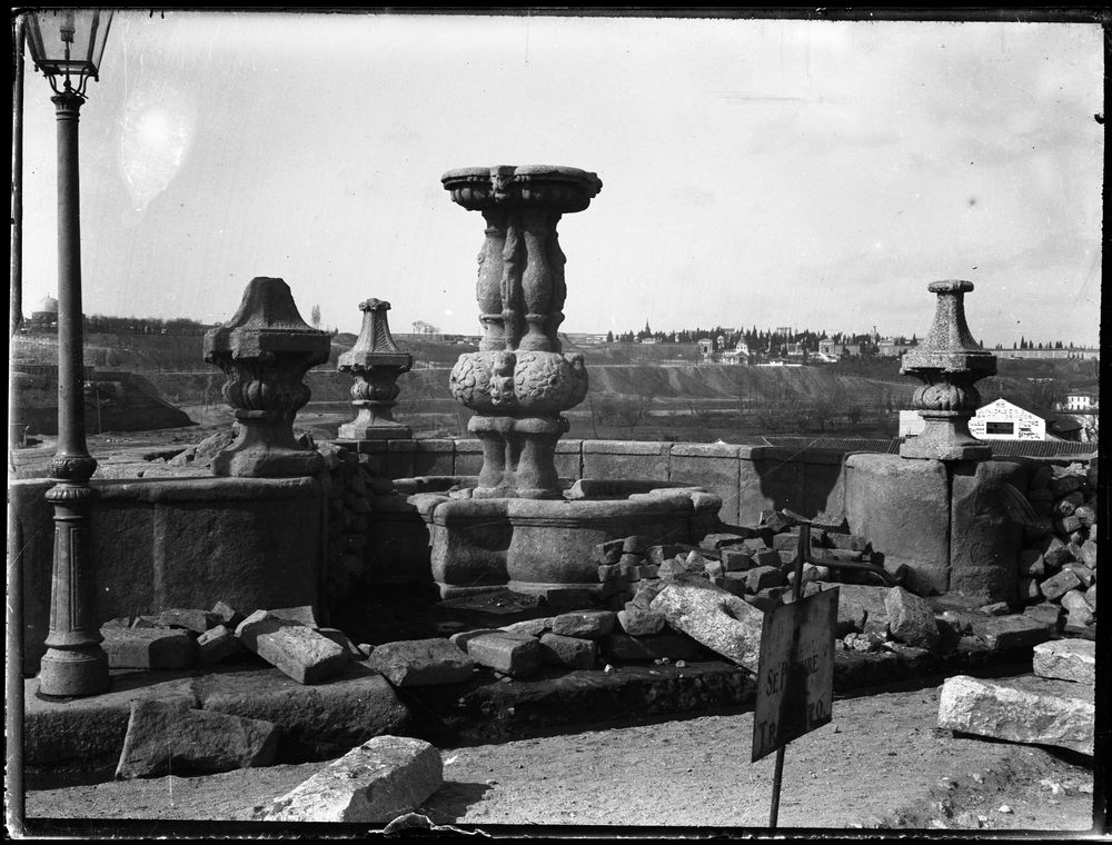 Vista de una de las fuentes del Puente de Toledo en obras