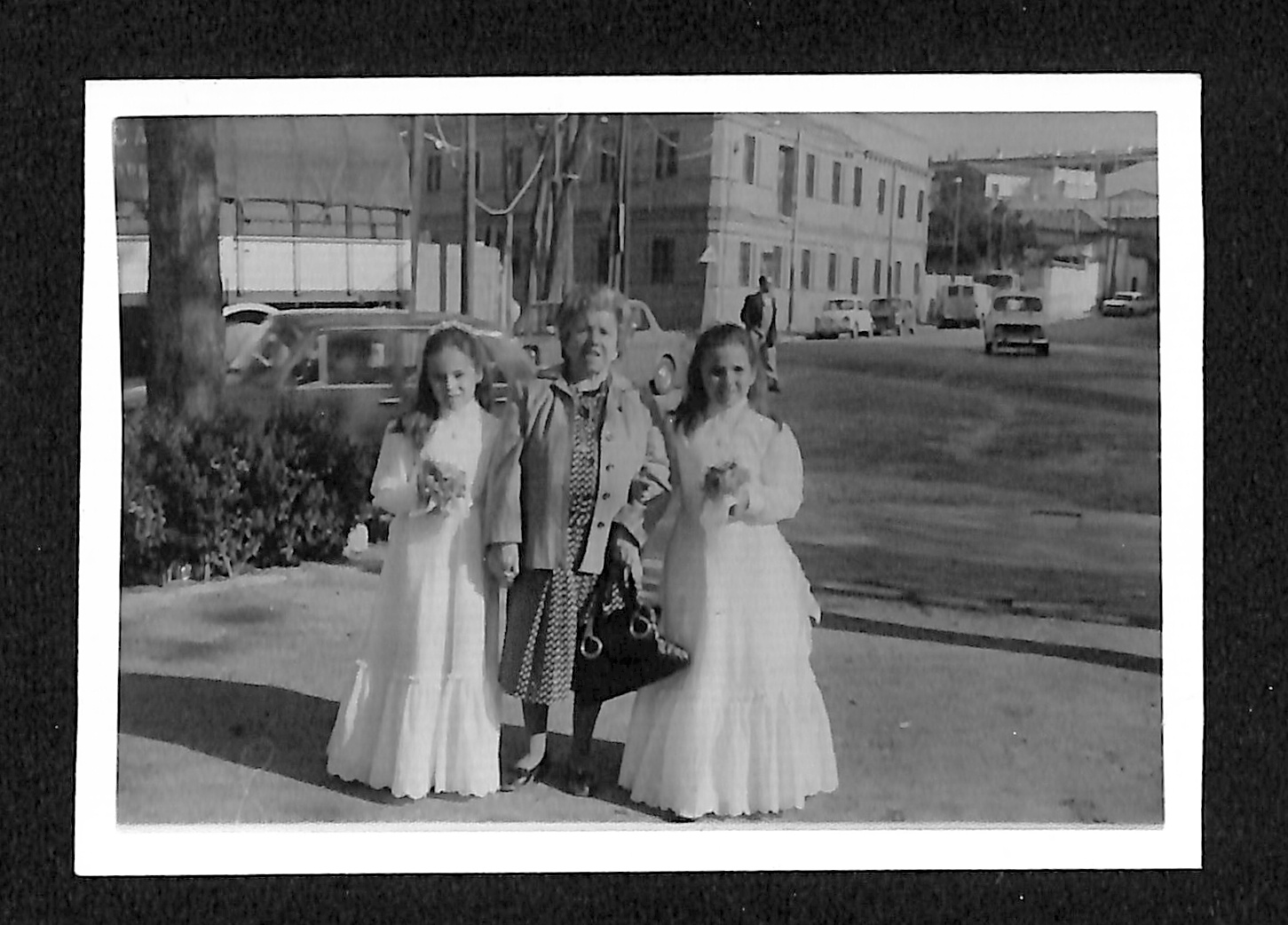 Hermanas en el da de su Primera Comunin con su abuela
