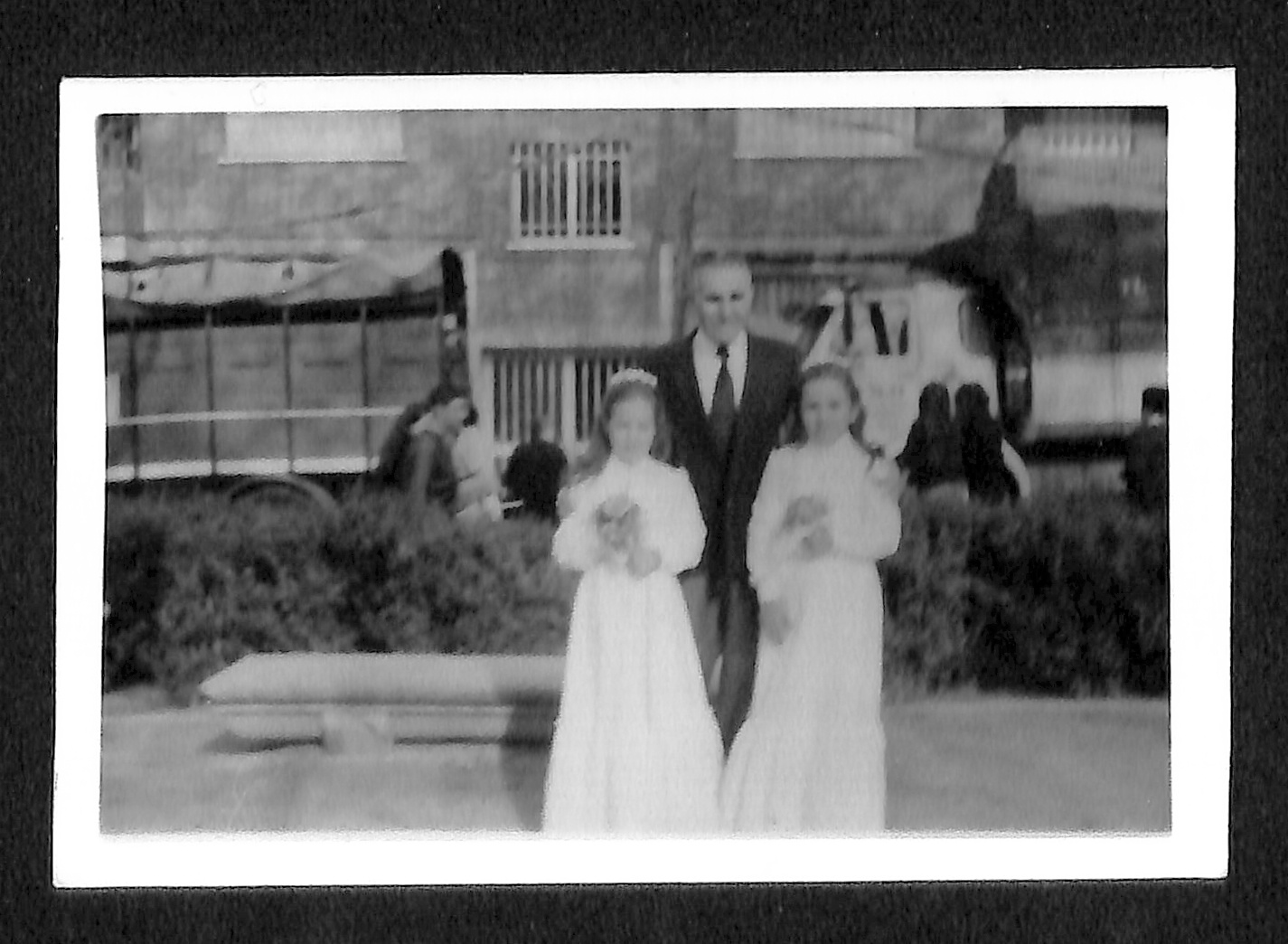 Hermanas en el da de su Primera Comunin con su abuelo