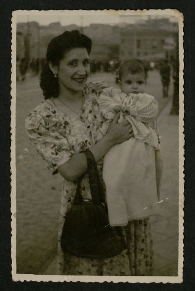 Madre e hija en el Paseo de las Delicias