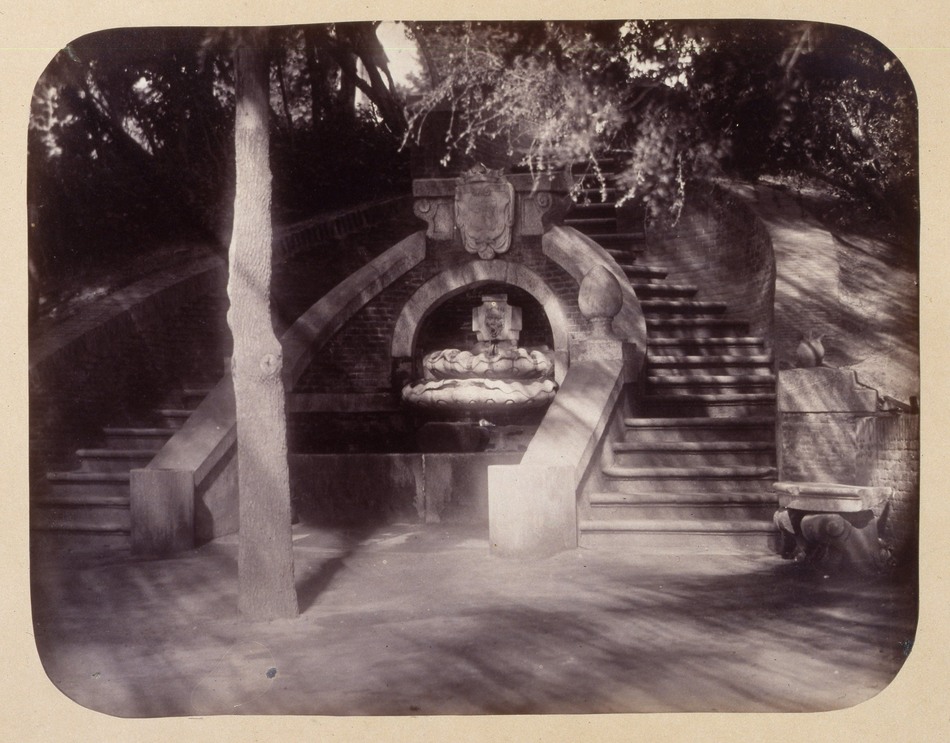 Fuente de la gruta en el bosquete bajo la Castellana