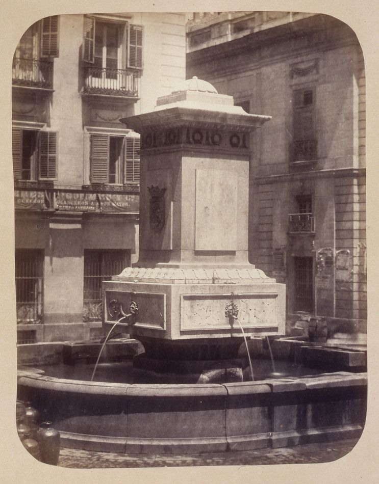 Fuente vecinal en la Plaza de Pontejos