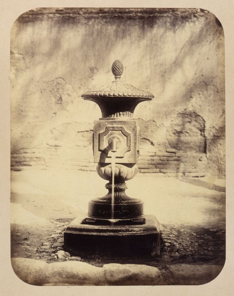 Fuente vecinal en la Calle de la Madera